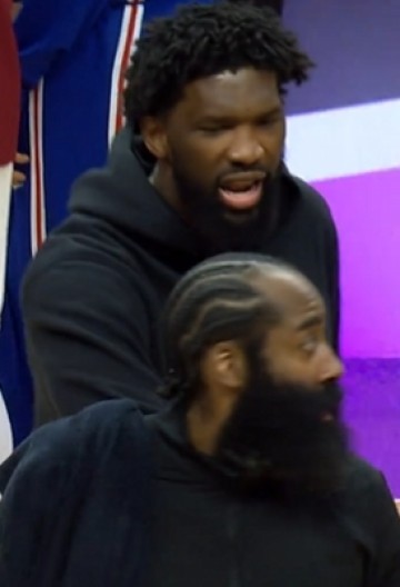 开云体育下载-恩比德从后方主动拉住哈登示好：我知道你生气 但我还是要打招呼